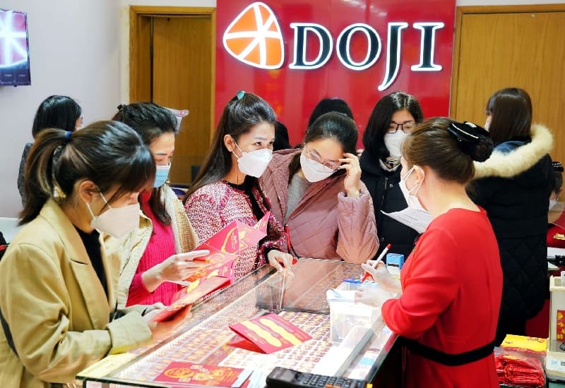 Doji thu hút đông đảo khách hàng lựa chọn mua vàng Doji thu hút đông đảo khách hàng lựa chọn mua vàng