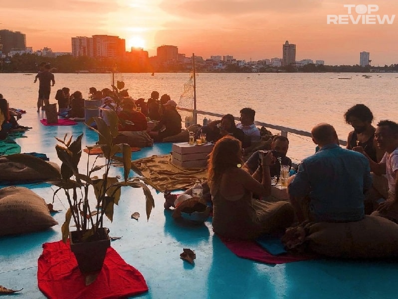 Top 8 quán cafe view bờ sông sài gòn xịn sò, lãng mạn 15 Chill Deck Cafe