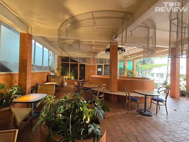 Quán Cà Phê Anh Coffee Roastery được thiết kế bắt mắt Quán Cà Phê Anh Coffee Roastery có không gian rộng
